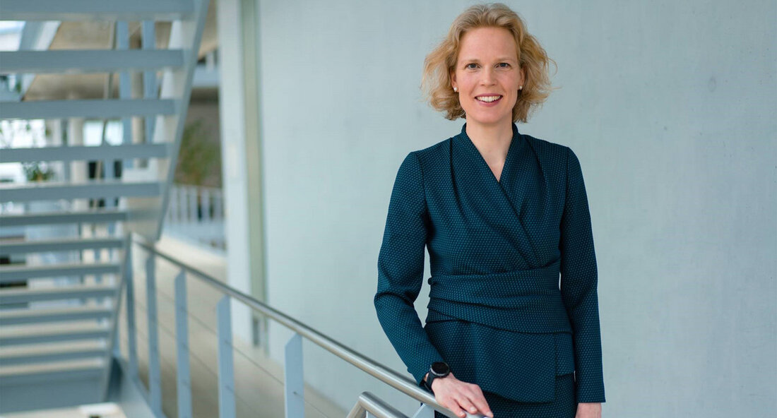 Prof. Dr. Katharina Hölzle ist die neue Technologiebeauftragte des Wirtschaftsministeriums. Mit ihr konnte das Land eine herausragende und erfahrene Expertin in allen Fragen der Forschungs- und Innovationspolitik für dieses wichtige Amt gewinnen. Dr. Nicole Hoffmeister-Kraut, Ministerin für Wirtschaft, Arbeit und Tourismus, hat die Universitätsprofessorin Dr. Katharina Hölzle zu ihrer neuen Technologiebeauftragten berufen. „Ich freue mich, mit Professorin Hölzle eine herausragende und erfahrene Expertin in allen Fragen der Forschungs- und Innovationspolitik für dieses wichtige Amt gewinnen zu können. Mit Blick auf die zukünftigen Herausforderungen, vor denen Politik und Wirtschaft in der Transformation stehen, ist es aus Sicht des Wirtschaftsministeriums wichtig, eine …