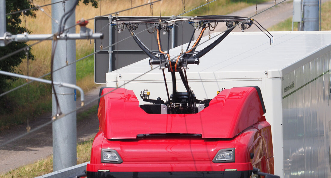 Teststrecke eWayBW: Technologievergleich für klimaneutralen Güterverkehr verlängert Die Zukunft des Güterverkehrs steht im Fokus eines einzigartigen Technologievergleichs auf der Teststrecke eWayBW im badischen Murgtal zwischen Kuppenheim und Gernsbach-Obertsrot. Bis zum Jahresende 2024 werden dort Oberleitungs-Lkw, ein batterieelektrischer Lkw und erneuerbare Kraftstoffe ihre Stärken und Schwächen unter Beweis stellen. Aufgrund der positiven Resonanz und auf Bitten der Daimler Truck AG wurde der Betrieb der Testanlage um drei Monate verlängert. Diese Verlängerung ermöglicht es, verschiedene Konzepte für einen klimaneutralen Güterverkehr umfassend zu testen. Neben den etablierten Oberleitungs-Lkw wird nun auch ein rein batterieelektrischer Lastkraftwagen (BEV-Lkw) eingesetzt. Zusätzlich kommen erneuerbare Kraftstoffe in der …