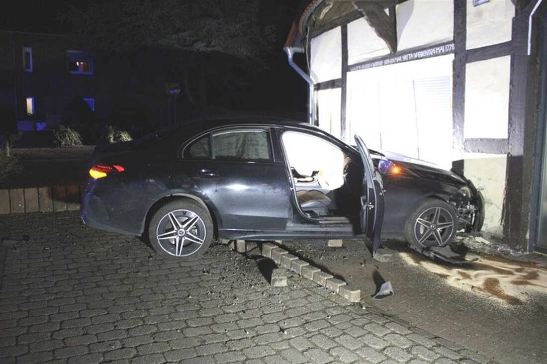 Ein 17-Jähriger verlor in Lahde die Kontrolle über seinen Mercedes und krachte in eine Hauswand. Alkohol und hohe Geschwindigkeit führten zu schwerem Sachschaden.