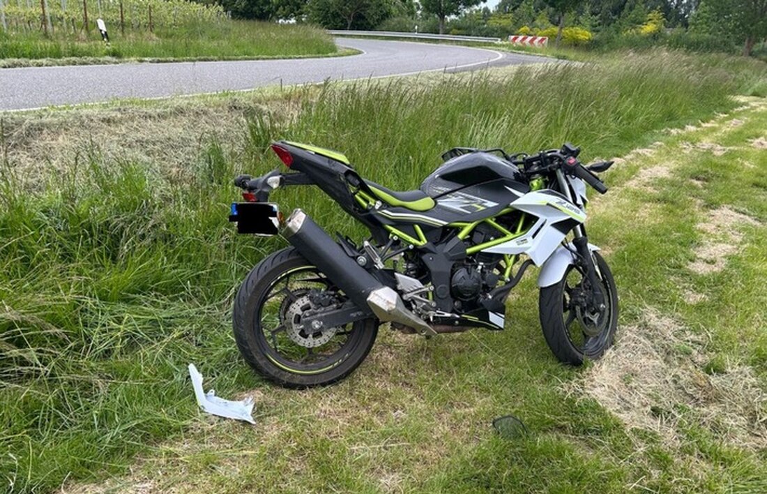 Ein 17-jähriger Kradfahrer stürzte am 07.05.2025 bei Flemlingen, vermutlich wegen zu hoher Geschwindigkeit. Verletzungen festgestellt.