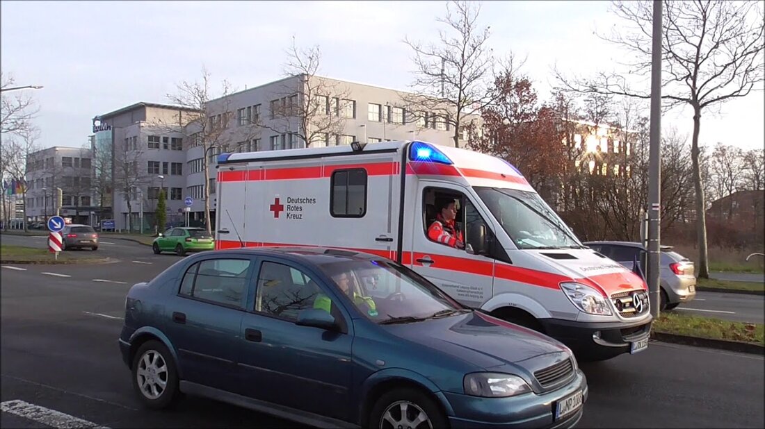 Am Donnerstag, 19. Dezember 2019, wurde in Leipzig-Eutritzsch, Essenerstraße-Kreuzung Delitzscherstraße, eine Bombe gefunden. Alle Bürger innerhalb eines Kilometers von der Bombe wurden evakuiert. Hier sehen Sie einige Fahrzeuge, die vom und zum Staging-Bereich der Messe Allee / Handeslring ankommen und abfahren. Das zu sehende Video handelt ausschließlich von den zu sehenden BOS-Fahrzeugen. Zivilisten, Autos, Nummernschilder, Gesichter usw. fallen unter das sogenannte „Zubehör“. Hier beziehe ich mich auf §23 und §27 der KunstUhrG. Sollten Sie dennoch Probleme haben, kontaktieren Sie mich bitte unter der unten angegebenen E-Mail-Adresse. Alle hier gezeigten Videos fallen unter mein persönliches Urheberrecht. Ich bitte Sie, mir auch …