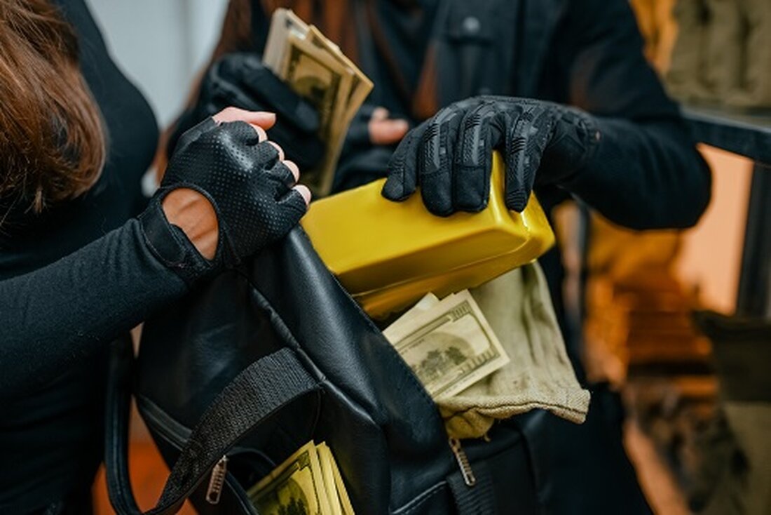 Banana Gun bestätigte einen Verlust von 3 Millionen US-Dollar durch einen Hackerangriff auf erfahrene Händler. Alle betroffenen Benutzer erhalten eine vollständige Rückerstattung, ohne dass Token verkauft werden müssen. Das Unternehmen hat verstärkte Sicherheitsmaßnahmen implementiert, um zukünftige Angriffe zu verhindern. Der auf Telegram basierende Kryptowährungs-Handelsbot Banana Gun hat einen Verlust von 3 Millionen Dollar aufgrund eines Hackerangriff das auf die erfahrene Benutzerbasis abzielte. Der Angriff, bei dem eine Schwachstelle in Banana Guns Handelssystem ausgenutzt wurde, veranlasste Banana Gun, umgehend Maßnahmen zu ergreifen, um seine Benutzer zu schützen und das Vertrauen wiederherzustellen. Das Unternehmen kündigte an, dass alle betroffenen Benutzer eine vollständige …