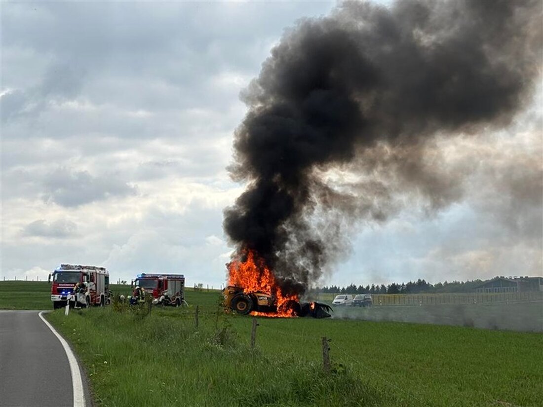 Am 07.05.2025 brannte ein Teleskoplader bei Sellerich auf der L17 aus. Feuerwehr und Polizei waren im Einsatz.