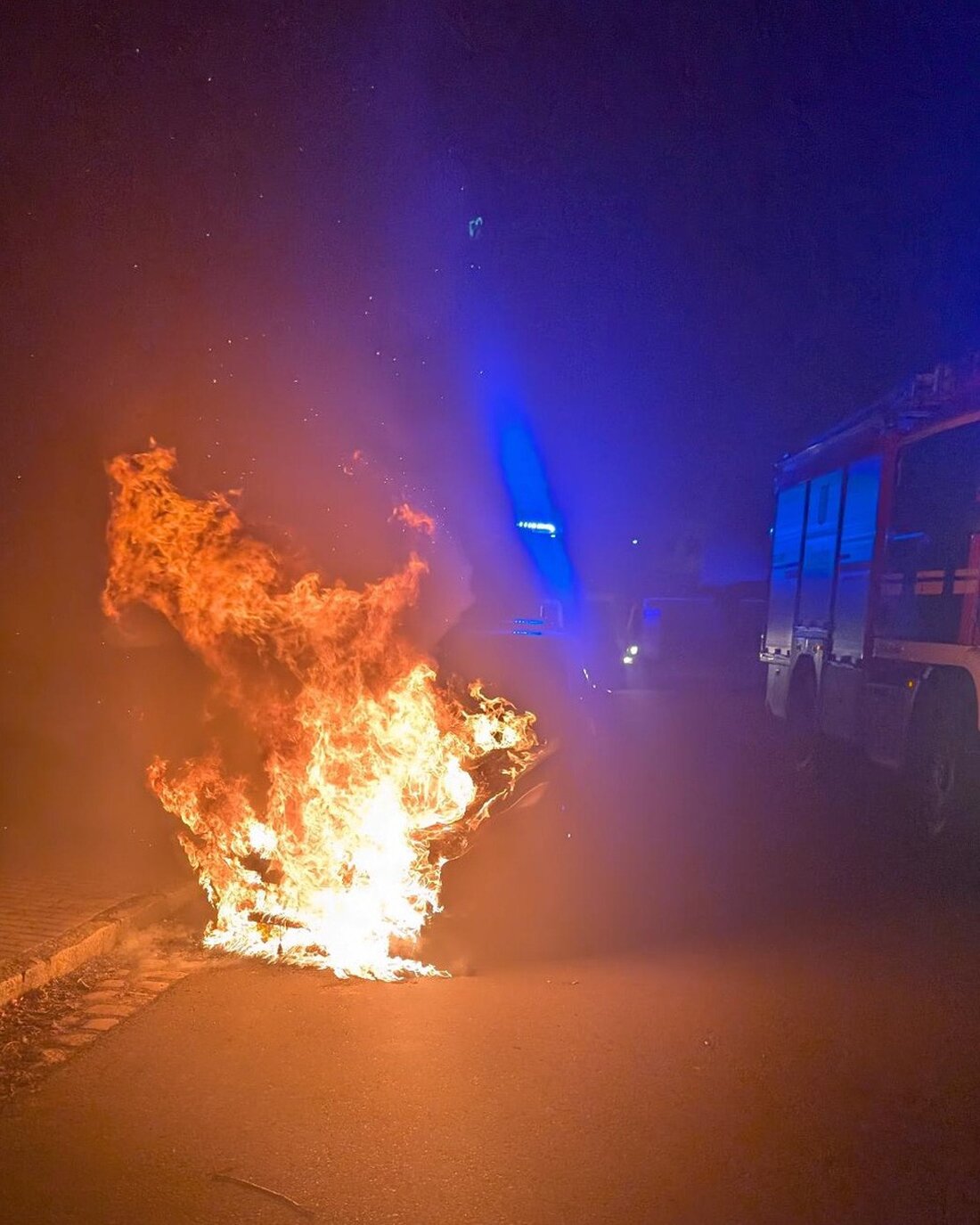 In der Äußeren Neustadt verhindert die Feuerwehr Dresden die Ausbreitung eines PKW-Brandes am 8. Februar 2025. Verletzt wurde niemand.