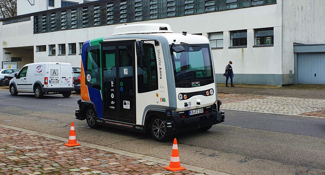 Der Aufbau des Testfeldes autonomes Fahren in den Regionen Karlsruhe und Heilbronn ist abgeschlossen. Während der Bauphase wurden über 200 Straßenkilometer präzise erfasst und Messsensoren installiert. Inzwischen nutzen mehr als 18 Projekte das Testfeld für ihre Entwicklungen. Im Rahmen einer Fachveranstaltung werden die Forschungsergebnisse der Projektpartner des Testgebiet Autonomes Fahren Baden-Württemberg (TAF BW) aus dem Aufbau sowie erste Ergebnisse aus zahlreichen auf dem Testfeld laufenden Forschungs- und Entwicklungsprojekten werden am 12. November 2021 in der Karlsruher Fleischmarkthalle präsentiert. Die für das automatisierte Fahren eingerichtete Infrastruktur und die mobile Leitstelle des Karlsruher Institut für Technologie (KIT) werden vorgestellt. Unter der Konsortialführung &hellip;