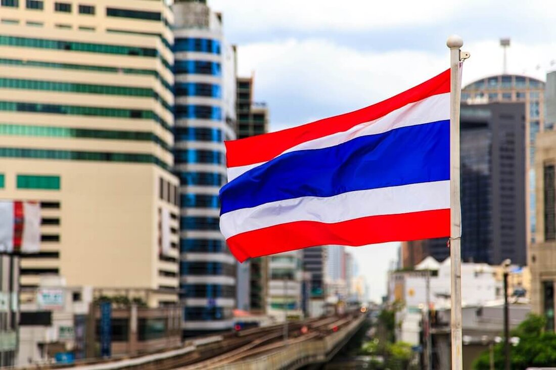 Laut der lokalen Medienagentur Bangkok Post genehmigt das thailändische Kabinett die Steuerbefreiung für Krypto-Einnahmen. Neue Maßnahmen treten am 1. Januar 2024 in Kraft. Die thailändische Regierung geht davon aus, 18,5 Milliarden Baht durch die Beschaffung von Token-Investitionen aufzubringen. Thailand hat eine Steuerbefreiung für Krypto-Inhaber genehmigt, da das Land die Mittelbeschaffung durch Investitionstoken fördern möchte. Lokale Nachrichtenagentur Bangkok Post gemeldet dazu heute, am 13. März 2024. Thailands neue Krypto-Steuermaßnahmen Konkret hat das thailändische Kabinett am Dienstag, dem 12. März 2024, die neuen Steuermaßnahmen für Krypto-Einnahmen genehmigt. Mit dem Nicken müssen Erträge aus Krypto-Tokens, die als Investment-Tokens gehalten werden, nicht in die …