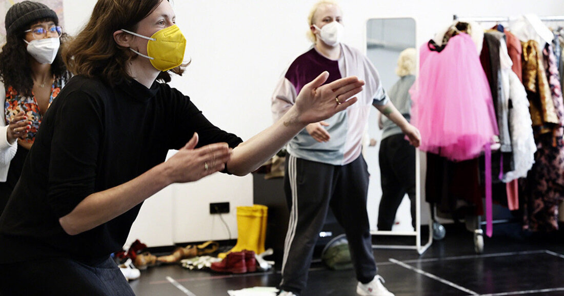 Theater der Jungen Welt sucht Spielerinnen und Spieler zwischen 10 und 18 Jahren Für die erste Produktion der Wilden Bühne sucht das Theater der Jungen Welt Spieler/-innen zwischen 10 bis 18 Jahren. Gemeinsam mit Erwachsenen aus dem Theater-Ensemble und mit einem professionellen Regieteam wird eine Inszenierung aus dem Bilderbuch &#8222;Hier kommt keiner durch&#8220; entwickelt. © Theater der Jungen Welt Das Stück wird am 15. April 2023 im Theater der Jungen Welt Premiere feiern.  Die Auswahlworkshops finden an an folgenden Terminen im Theater der Jungen Welt am Lindenauer Markt statt: Freitag, 9. September 2022 | 16-19 Uhr Samstag, 10. September 2022 &hellip;