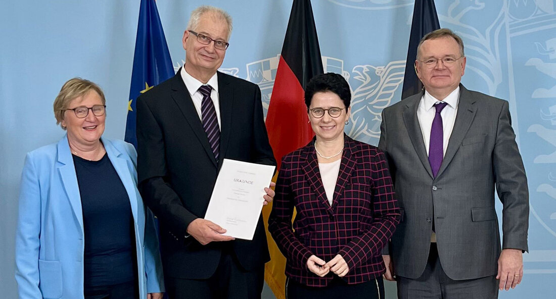 Theodor Thewes neuer Präsident des Arbeitsgerichts Mannheim Mit Wirkung zum 1. November 2023 hat Theodor Thewes das Amt des Präsidenten des Arbeitsgerichts Mannheim übernommen. Er tritt damit die Nachfolge von Rolf Maier an, der Ende Oktober 2023 in den Ruhestand verabschiedet wurde. Ministerin der Justiz und für Migration Marion Gentges gratulierte Thewes zu seiner neuen Position und wünschte ihm viel Erfolg und Freude bei seiner neuen Aufgabe. Theodor Thewes verfügt über langjährige Erfahrung im Arbeitsrecht und ist seit 2014 als Vizepräsident am Arbeitsgericht Mannheim tätig. Er ist in der baden-württembergischen Justiz bereits für seine Führungsqualitäten und seine außerordentliche richterliche Befähigung …