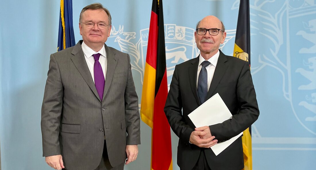 Thomas Dörr ist neuer Präsident des Landgerichts Ulm. Ministerialdirektor Elmar Steinbacher wünschte ihm zu seinem Dienstantritt bei der neuen Stelle viel Erfolg und Freude. Thomas Dörr ist neuer Präsident des Landgerichts Ulm. Er tritt dort die Nachfolge von Rüdiger von Au an, der zum 30. September 2022 in den Ruhestand gegangen ist. Thomas Dörr wechselt vom Landgericht Ravensburg, wo er zuletzt rund 13 Jahre Präsident des Landgerichts war, nun zurück an seinen Wohnort. Am 14. November 2022 übergab Ministerialdirektor Elmar Steinbacher Thomas Dörr das Versetzungsschreiben und wünschte ihm zu seinem Dienstantritt bei der neuen Stelle viel Erfolg und Freude. Elmar …