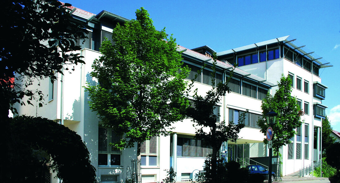 Thomas King übernimmt die Leitung des Finanzamts Bietigheim-Bissingen von Jürgen Rögelein. Das Gesamtsteueraufkommen des Finanzamts lag im Jahr 2022 bei rund 929 Millionen Euro. Der Wechsel an der Spitze des Finanzamts Bietigheim-Bissingen steht bevor, da Thomas King die Leitung von Jürgen Rögelein übernimmt. Letzterer ist im August in den Ruhestand getreten. Finanzstaatssekretärin Gisela Splett äußerte sich zu Kings Ernennung mit den Worten: „Thomas King hat in über 20 Jahren in der Finanzverwaltung viel Erfahrung gesammelt, zuletzt als Vorsteher des Finanzamts Stuttgart IV. Für die verantwortungsvolle Aufgabe der Leitung des Finanzamtes Bietigheim-Bissingen wünsche ich ihm viel Erfolg.“ Thomas King kann auf …