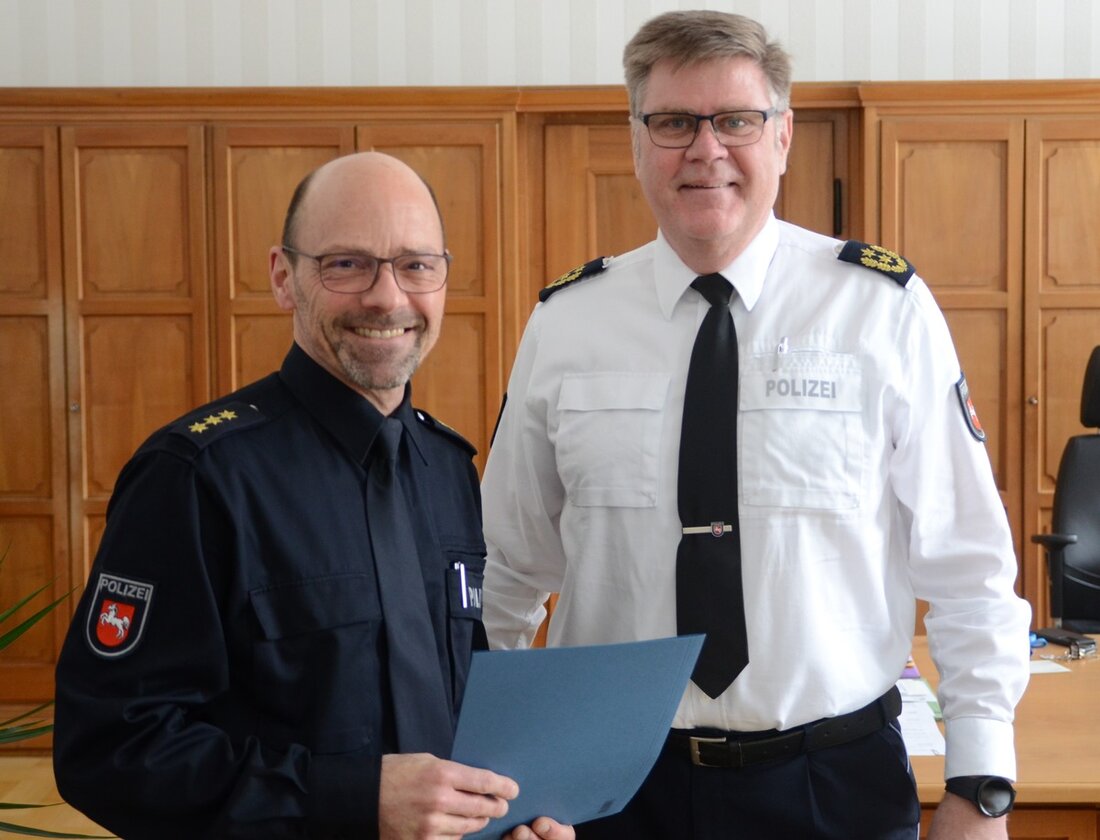 Thomas Weber bleibt offiziell Leiter der Polizeiinspektion Oldenburg-Stadt/Ammerland. Er erhielt die Urkunde zur Dienstpostenübertragung.