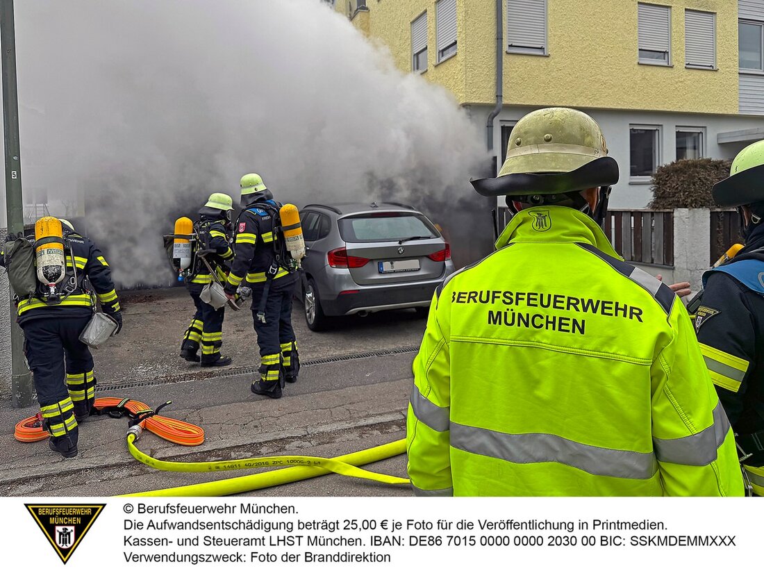 Feuerwehr München kämpfte am 6. Februar 2025 gegen einen Brand in Duplexgaragen an der Riedener Straße in Maxhof.