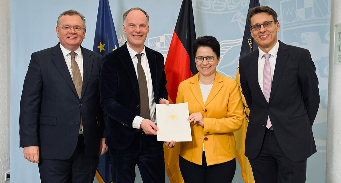 Till Jakob neuer Präsident des Amtsgerichts Stuttgart Am 15. November 2023 wurde Till Jakob offiziell zum neuen Präsidenten des Amtsgerichts Stuttgart ernannt. Er tritt die Nachfolge von Hans-Peter Rumler an, der die Aufgabe als Präsident am Landgericht Stuttgart übernommen hat. Ministerin der Justiz und für Migration Marion Gentges lobte Jakob in ihrer Ernennungsrede und betonte, dass er sowohl die Aufgaben des Richteramts als auch der Gerichtsverwaltung glänzend beherrsche. Mit seiner jahrelangen Erfahrung als Präsident des Amtsgerichts Heilbronn sei er bestens für die Leitung des größten Amtsgerichts in Baden-Württemberg gewappnet. Ministerin Gentges wünschte ihm viel Erfolg und Freude bei seinen bevorstehenden …