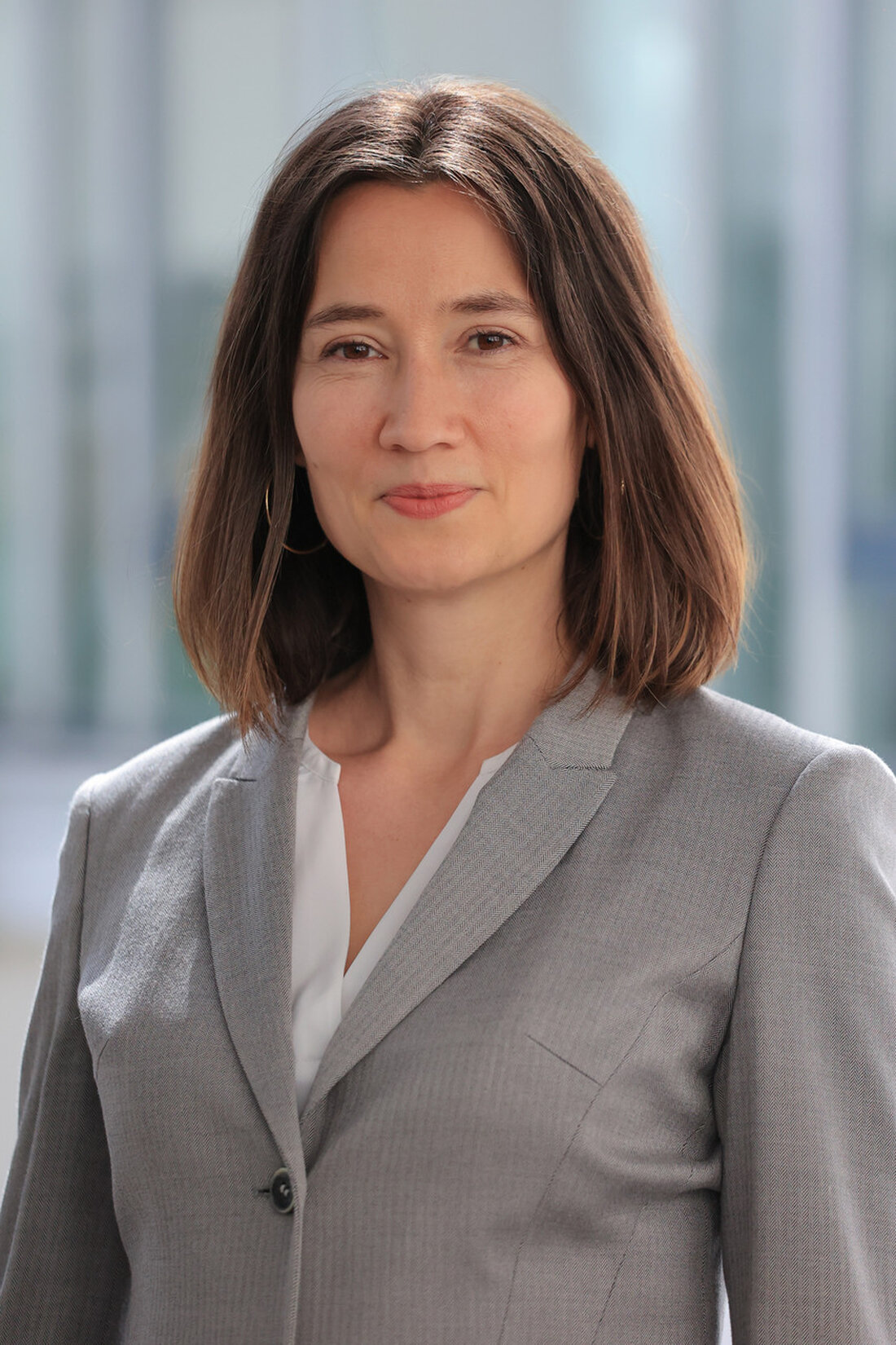 Tina Duppel übernimmt die Leitung des Finanzamts Waiblingen In einer Pressemitteilung wurde bekannt gegeben, dass Tina Duppel die neue Leiterin des Finanzamts Waiblingen wird. Sie tritt die Nachfolge von Roland Ludwig an, der die Leitung des Finanzamts Ulm übernommen hat. Finanzstaatssekretärin Gisela Splett lobte Duppel für ihre Fachkenntnisse und betonte, dass sie aufgrund ihrer langjährigen Erfahrung in der Finanzverwaltung das Amt erfolgreich leiten werde. Tina Duppel hat Rechtswissenschaften in Dresden und Tübingen studiert und verschiedene Positionen in der Finanzverwaltung innegehabt, unter anderem als stellvertretende Referatsleiterin im Finanzministerium. Sie konnte zudem Führungserfahrung als stellvertretende Leiterin des Finanzamts Schorndorf sammeln, bevor sie …