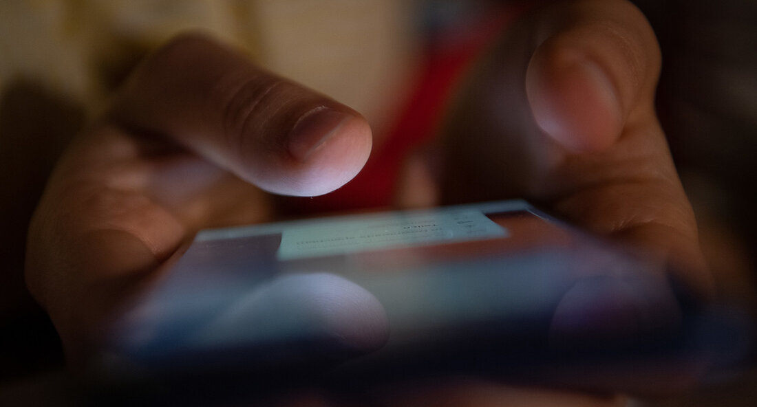 Die Polizei Baden-Württemberg hat mit dem dritten Aktionstag gegen Hass im Internet eine neue Initiative gestartet. Unter dem Namen „Streife im Netz“ geht die Polizei gezielt gegen Hasskriminalität vor, die sich vermehrt im Internet abspielt. Viele Menschen fühlen sich in der vermeintlichen Anonymität des Internets sicher und hetzen ohne Hemmungen gegen andere. Doch die Polizei will deutlich machen, dass das Internet kein rechtsfreier Raum ist. Bei einer Pressekonferenz äußerte sich der stellvertretende Ministerpräsident und Innenminister Thomas Strobl zum Aktionstag. Er betonte, dass man ein deutliches Zeichen gegen Hasskriminalität setzen wolle. Die Aktion „Streife im Netz“ der Polizei Baden-Württemberg zielt darauf …