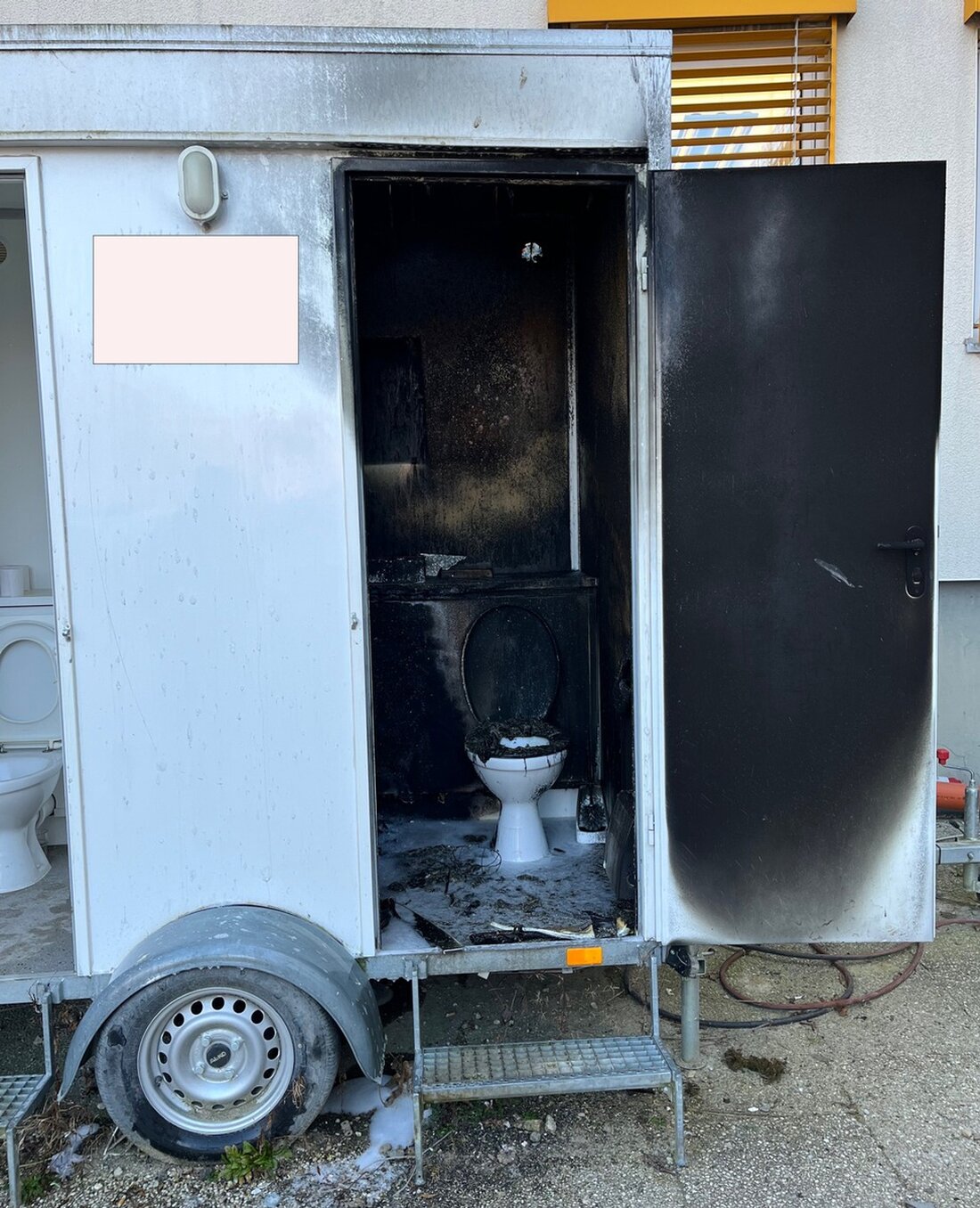 Brand eines Toilettenanhängers in Paderborn: Polizei sucht Zeugen nach möglicher Brandstiftung am 17. Februar. Hinweise erbeten.