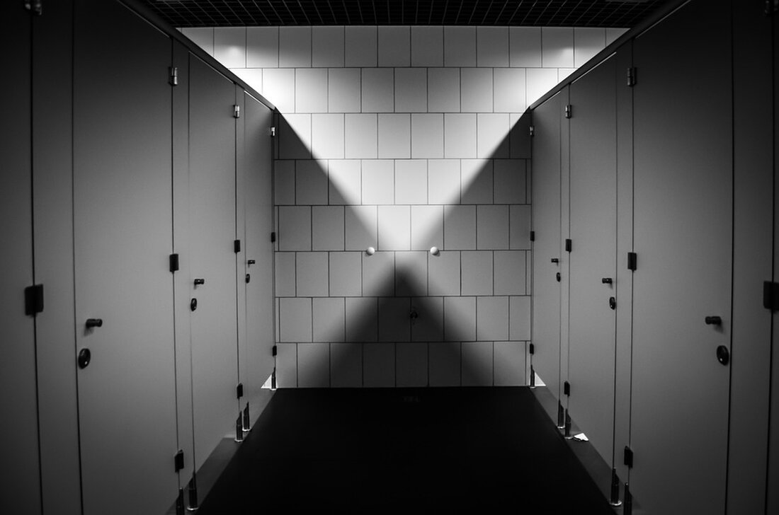 Eine Schule in Horb, Baden-Württemberg, erlaubt Toilettengänge während des Unterrichts nur in Pausen. Rektor rechtfertigt die Maßnahme.