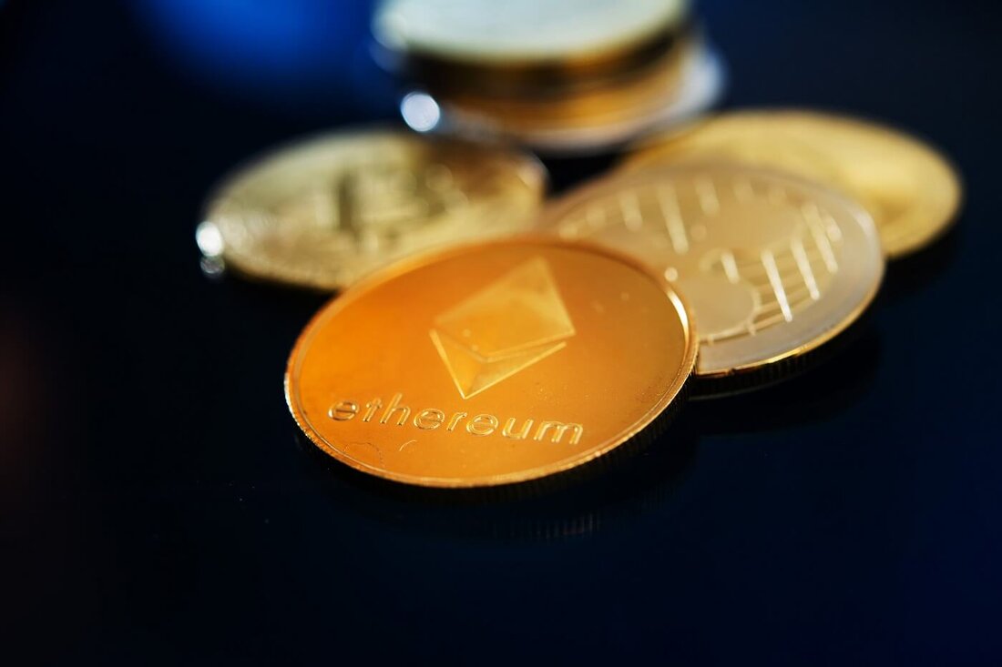 Die Zulassung von Spot-Ethereum-ETFs durch die SEC könnte dem Markt für reale Vermögenswerte (RWA) neuen Schwung verleihen. Analysten sagen, dieser Ausblick wird die ONDO- und TOKEN-Preise in die Höhe treiben? Das Bitbot-Token entwickelt sich zum Topziel für Telegram-Bot-Händler. Der Preis von TokenFi (TOKEN) stieg um 10 % auf 0,13 $, während Ondo (ONDO) um mehr als 13 % zulegte und ein neues Allzeithoch von 1,15 $ erreichte. Der Schlüssel zur positiven Stimmung bei diesen beiden Token ist die Erwartung einer neuen Wachstumskurve auf dem Markt für reale Vermögenswerte (RWA). Ebenfalls auf der Liste der bullischen Sektoren der Analysten steht das …
