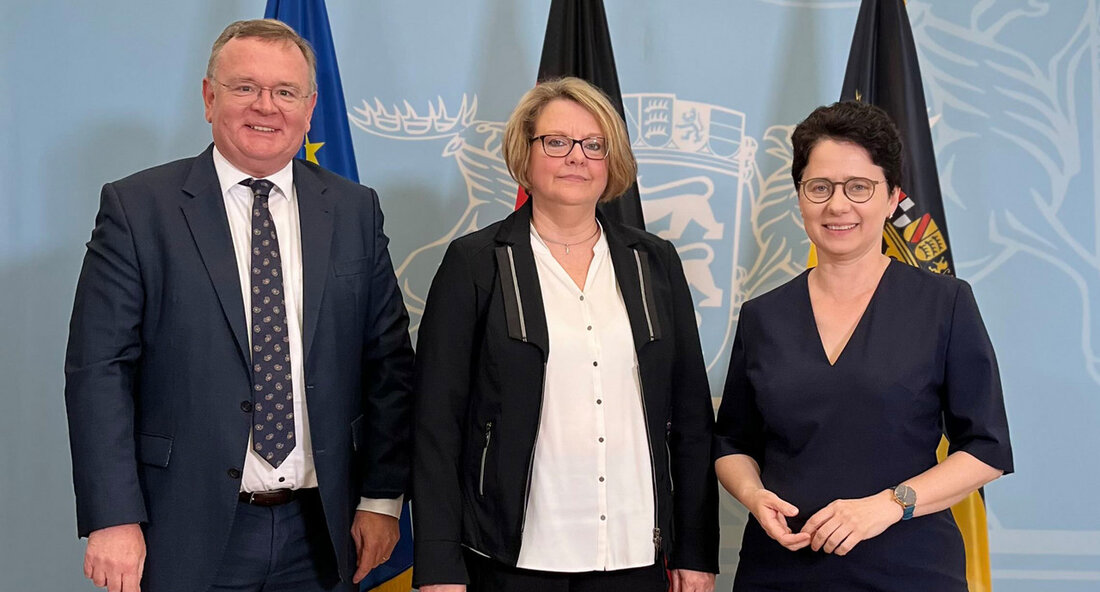 Tomke Beddies übernimmt die Leitung des Cybercrime-Zentrums Baden-Württemberg Eine bedeutende Veränderung hat sich in der baden-württembergischen Justizlandschaft ergeben, als Tomke Beddies die Leitung des neu gegründeten Cybercrime-Zentrums übernommen hat. Die Einrichtung des Zentrums wurde vom Justizministerium beschlossen und trat zum 1. Januar 2024 in Kraft. Ministerin der Justiz und für Migration, Marion Gentges, äußerte sich positiv über die Ernennung von Tomke Beddies und betonte deren Expertise im Bereich der modernen Informations- und Kommunikationssysteme sowie der verdeckten Ermittlungsmaßnahmen. Tomke Beddies kann auf eine langjährige Karriere in der baden-württembergischen Justiz zurückblicken. Nach Abschluss ihres Jurastudiums und Referendariats trat sie 1998 in den …