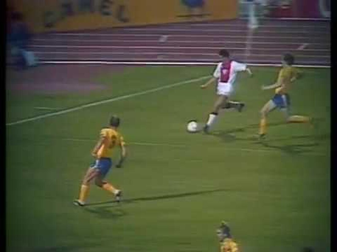 Tor! Marco van Basten. 13.05.1987. Ajax – Lokomotive Leipzig. Youtube-Link