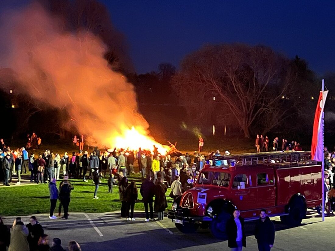 Feuerwehr Beverungen lädt zu traditionellen Osterfeuern in Beverungen und Würgassen ein. Erleben Sie festliche Geselligkeit!