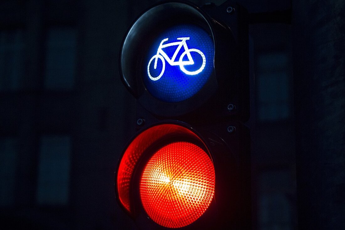 Ein tragischer Verkehrsunfall auf der Karl-Marx-Allee forderte das Leben eines Mannes. Details zu Ermittlungen und dem Unfallhergang finden Sie hier.