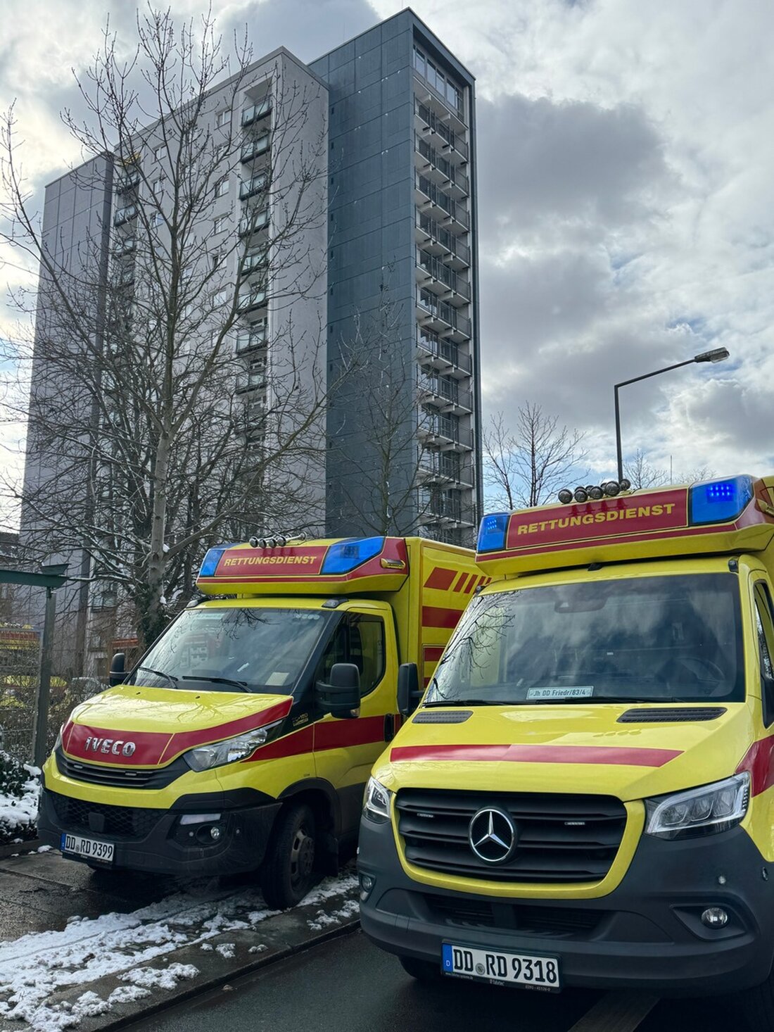Bei einem Wohnungsbrand in der Bundschuhstraße, Dresden, sind zwei 87-jährige Personen verstorben. Ermittlungen zur Brandursache laufen.