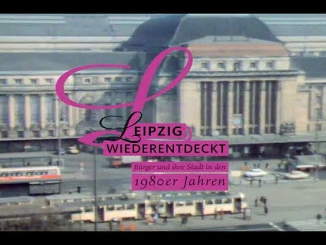 Historisches Material von Leipzig wird oft mit der Zeit des Mauerfalls und den Montagsdemonstrationen in Verbindung gebracht. Hier finden Sie fünf Dokumentarfilme, die in der unmittelbaren Zeit zuvor gedreht wurden und die Stadt von einer anderen Seite zeigen. Anregende und charmant kommentierte Filmporträts historischer Gebäude wie des Hauptbahnhofs, des Gewandhauses und des historischen Kaffeebaums laden Sie ein, diese Orte und viele andere Sehenswürdigkeiten wiederzuentdecken oder erneut zu besuchen. Von Anfang der 1980er Jahre bis kurz vor dem Fall der Mauer erzählen alle Farbfilme, wie die Stadt unmittelbar vor dem Fall der Mauer aussah, und die Bewohner berichten über ihren Alltag …