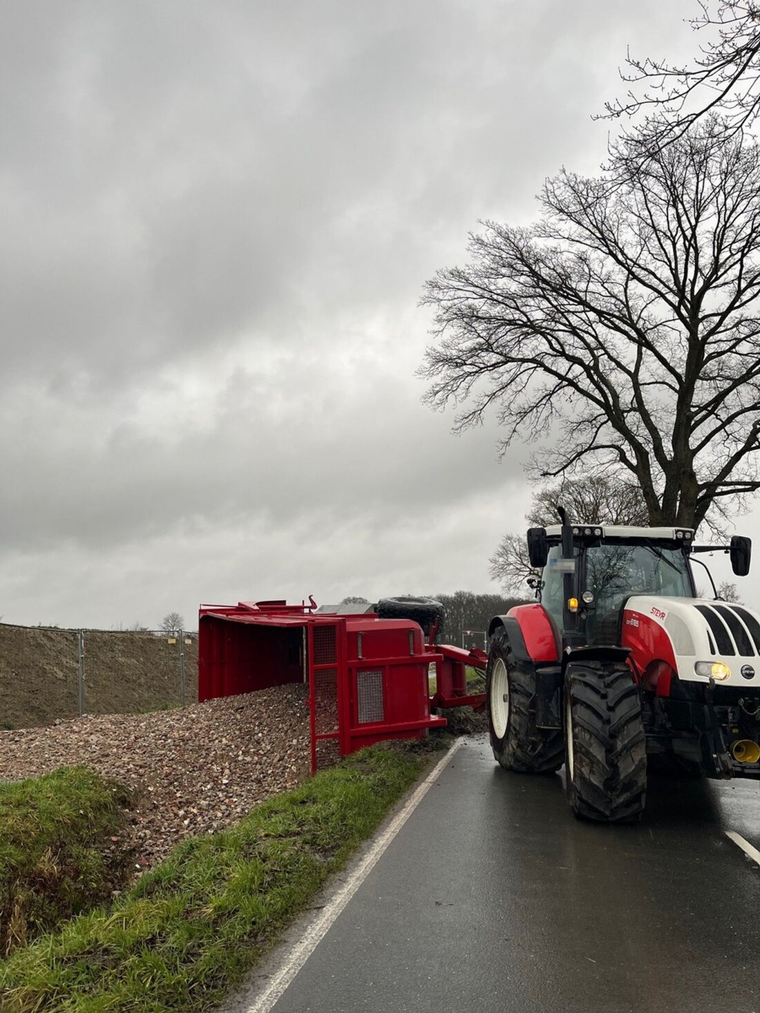 Unbekannter Lkw-Fahrer flüchtet nach Unfall auf der L835 in Buldern. Polizei Coesfeld sucht Zeugen und Hinweise.