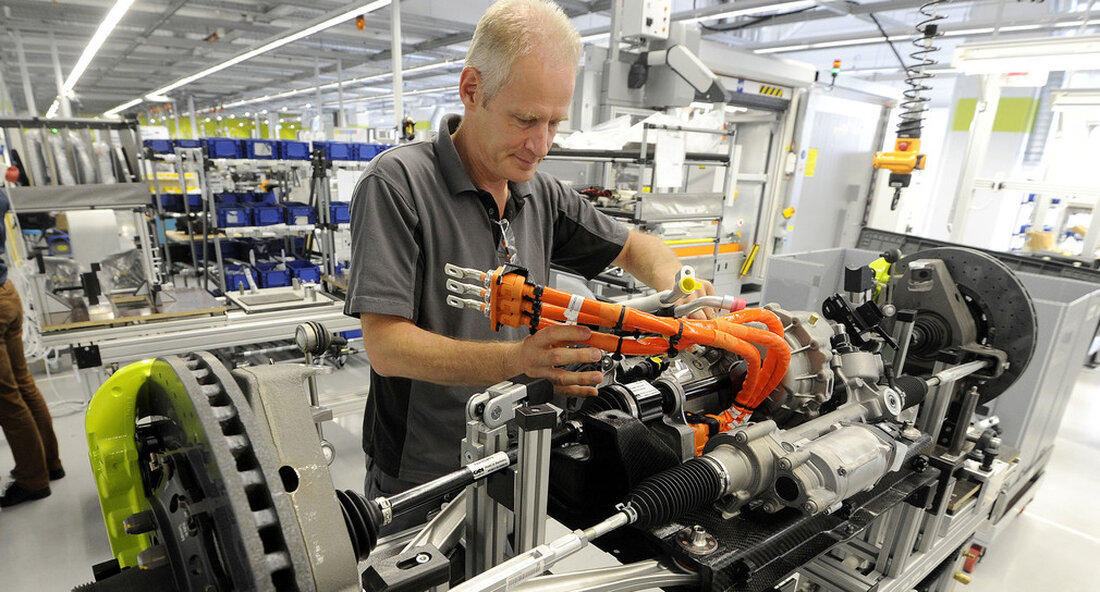 Wirtschaftsministerin Nicole Hoffmeister-Kraut sprach mit Detlev von Platen von Porsche und Wilfried Porth von der Daimler AG über den Green Deal der Europäischen Kommission. Der Lenkungsausschuss des landesweiten Transformationsrates für die Automobilindustrie trat letzte Woche unter der Leitung des Wirtschaftsministers zusammen Dr. Nicole Hoffmeister-Kraut sowie der Co-Vorsitzende Wilfried Porth von der Daimler AG und Detlev von Platen von der Porsche AG Virtuell aufgrund von Korona. Der Schwerpunkt des Treffens lag auf der Kohlendioxidverordnung auf Ebene der Europäischen Union (EU) im Hinblick auf die Green Deal. „Die Automobilindustrie steht vor großen Herausforderungen. Wenn wir die Klimaschutzziele im Verkehrssektor erreichen wollen, brauchen …