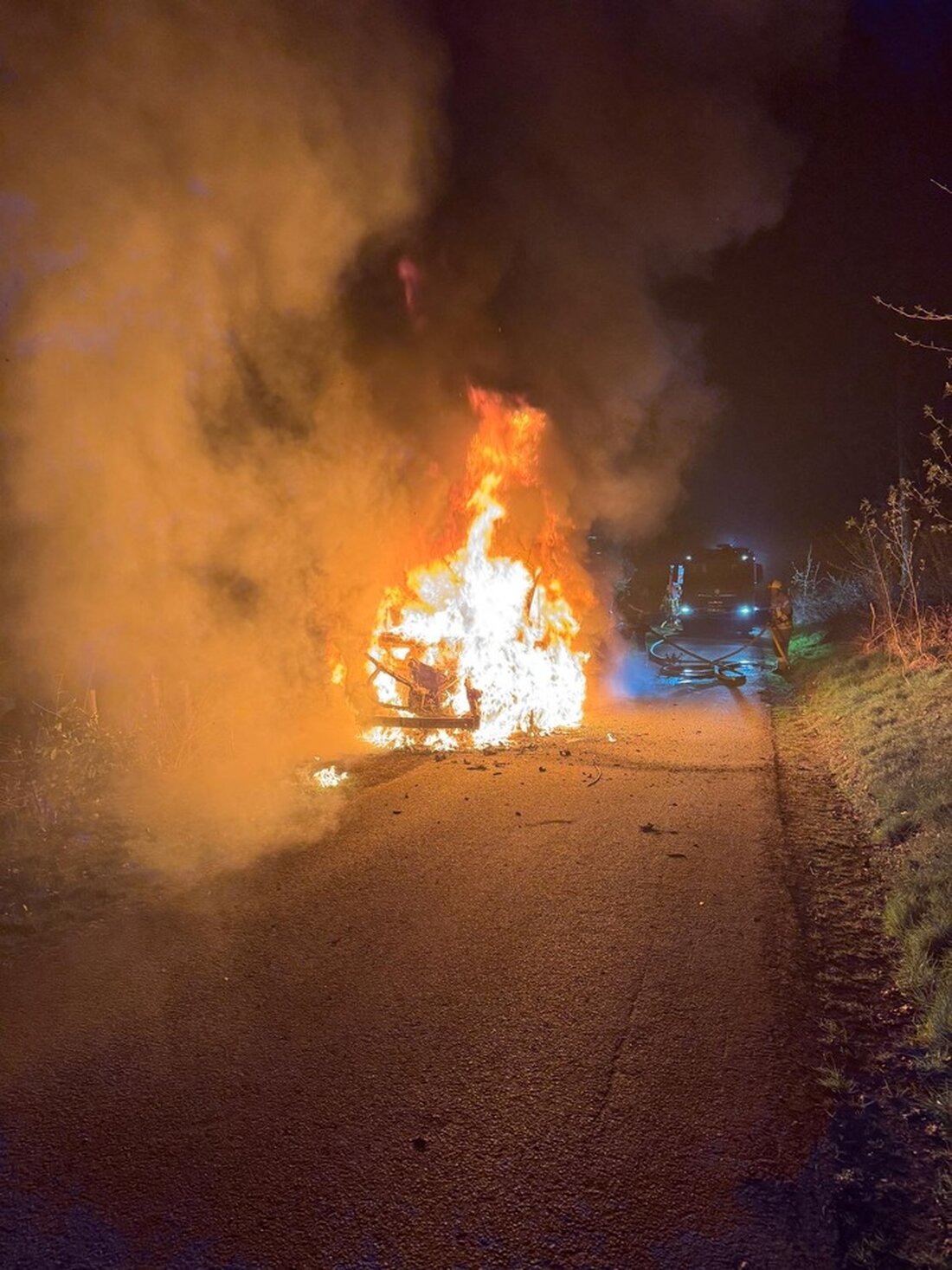 Feuerwehr Detmold löschte in der Nacht zu Sonntag einen in Vollbrand stehenden Transporter in der Quellenstraße schnell und effektiv.