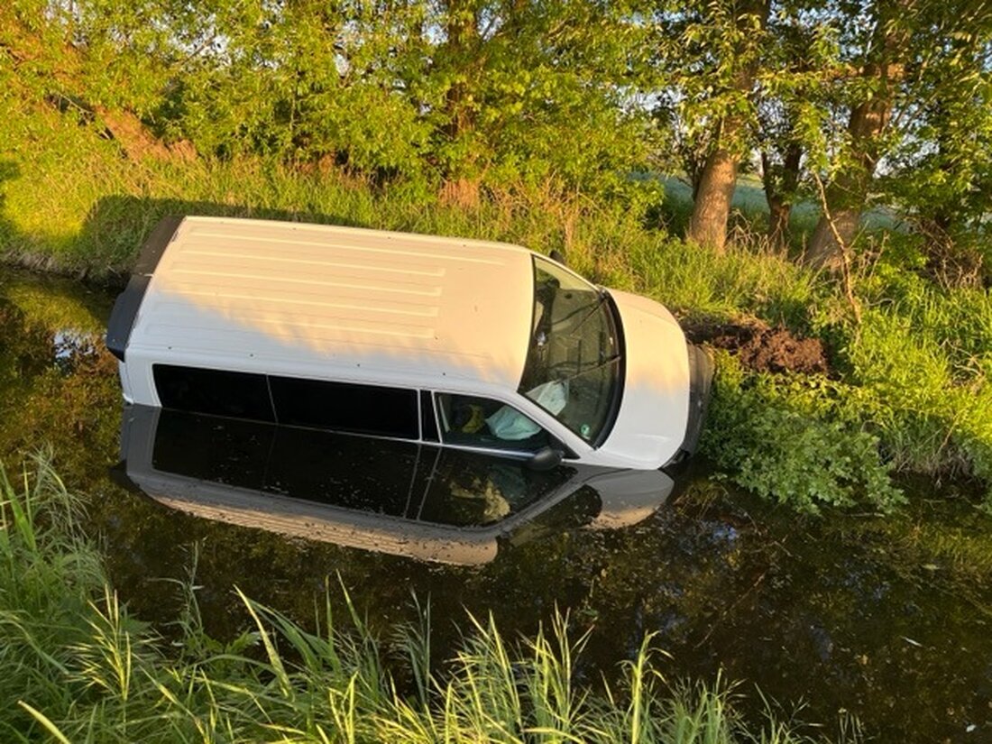 Ein Transporter kam auf der A24 bei Neustadt-Glewe von der Fahrbahn ab, landete im Graben. Fahrer verletzt, Unfallursache wird ermittelt.