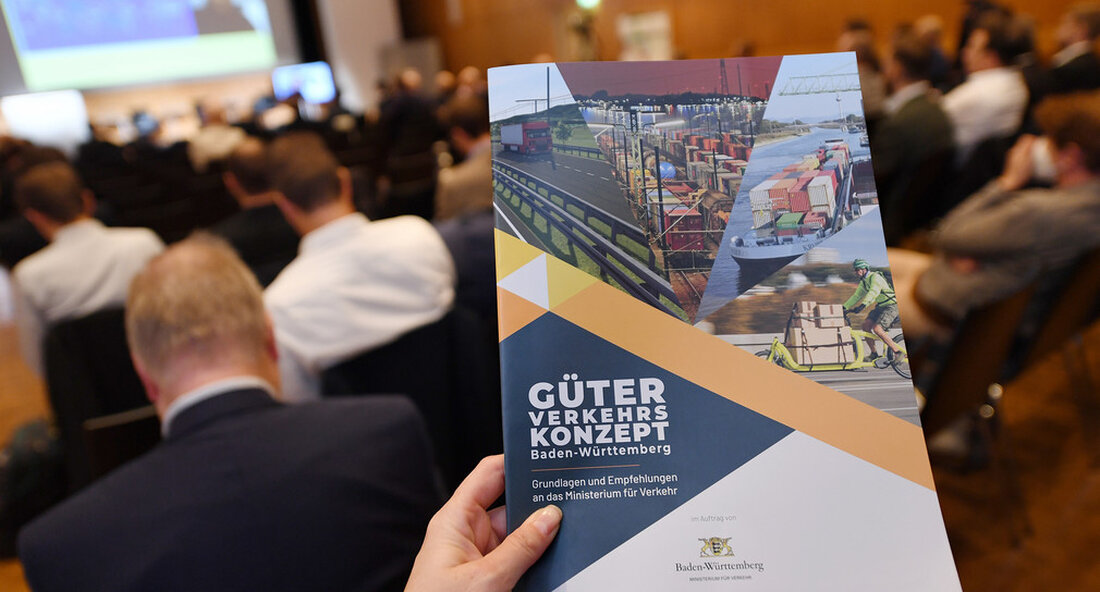 Beim Güterverkehrskongress des Verkehrsministeriums in Stuttgart tauschten sich Expertinnen und Experten aus Politik, Wirtschaft und Wissenschaft darüber aus, wie die Wende zu einem klimaschonenden Transportwesen in Baden-Württemberg gelingen kann. Bis 2030 soll jede zweite Tonne klimaneutral fahren. Wie kann die Wende zu einem klimaschonenden Transportwesen in Baden-Württemberg gelingen? Darüber tauschten sich Expertinnen und Experten aus Politik, Wirtschaft und Wissenschaft beim Güterverkehrskongress des Verkehrsministeriums in Stuttgart aus. Auf Schienen und Straßen, auf dem Wasser oder in der Luft: Der Güterverkehr hat für Baden-Württemberg als Standort zahlreicher exportorientierter Unternehmen wie auch als Transitland in der Mitte Europas eine große Bedeutung. Allerdings werden …