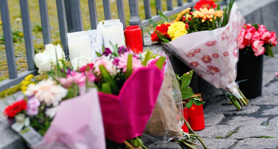 Trauer um getöteten Polizisten in Mannheim Am vergangenen Freitag ereignete sich auf dem Marktplatz in Mannheim eine tragische Messerattacke, bei der ein Polizeibeamter tödlich verletzt wurde. Ministerpräsident Winfried Kretschmann und Innenminister Thomas Strobl äußerten sich tief betroffen über den Verlust des Polizisten und drückten ihre Anteilnahme gegenüber der Familie, den Angehörigen und den Kollegen des Verstorbenen aus. Ministerpräsident Kretschmann betonte in seiner Stellungnahme die Gefahr, der Polizeibeamte bei ihrem täglichen Einsatz ausgesetzt sind. Er lobte ihren Dienst für den Staat, die Gemeinschaft und die demokratische Grundordnung und drückte seine Dankbarkeit und Anerkennung für ihren Einsatz aus. Auch Innenminister Strobl äußerte …