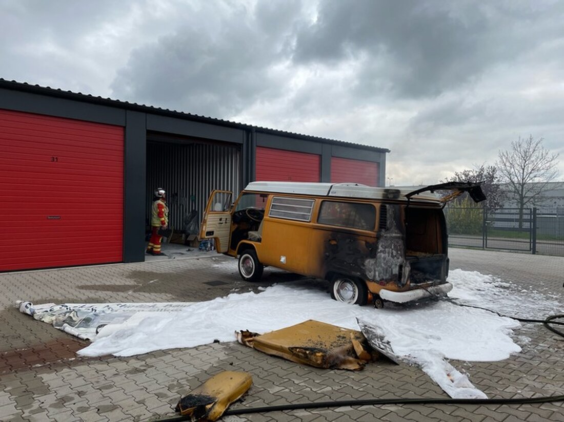 Ein VW T2 Camper, liebevoll restauriert, brannte in Erfurt nach einem technischen Defekt. Der Sachschaden beträgt 60.000 Euro.