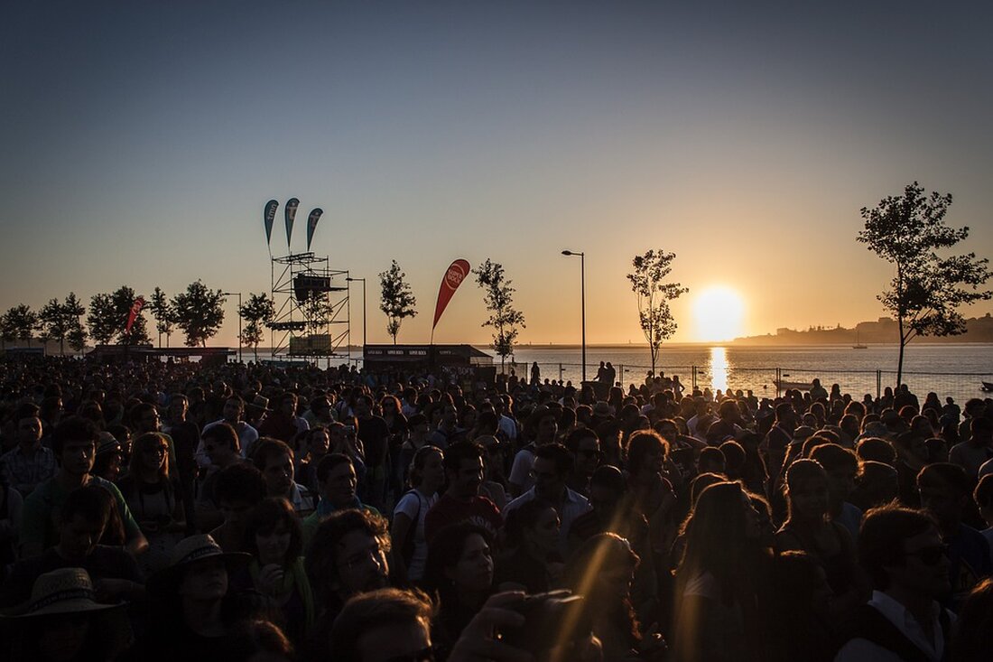 Bei einem Konzert der Böhse Onkelz in Berlin kam es zu einem tödlichen Vorfall: Eine Frau starb, mehrere Personen wurden verletzt. Details zu den Rettungseinsätzen.