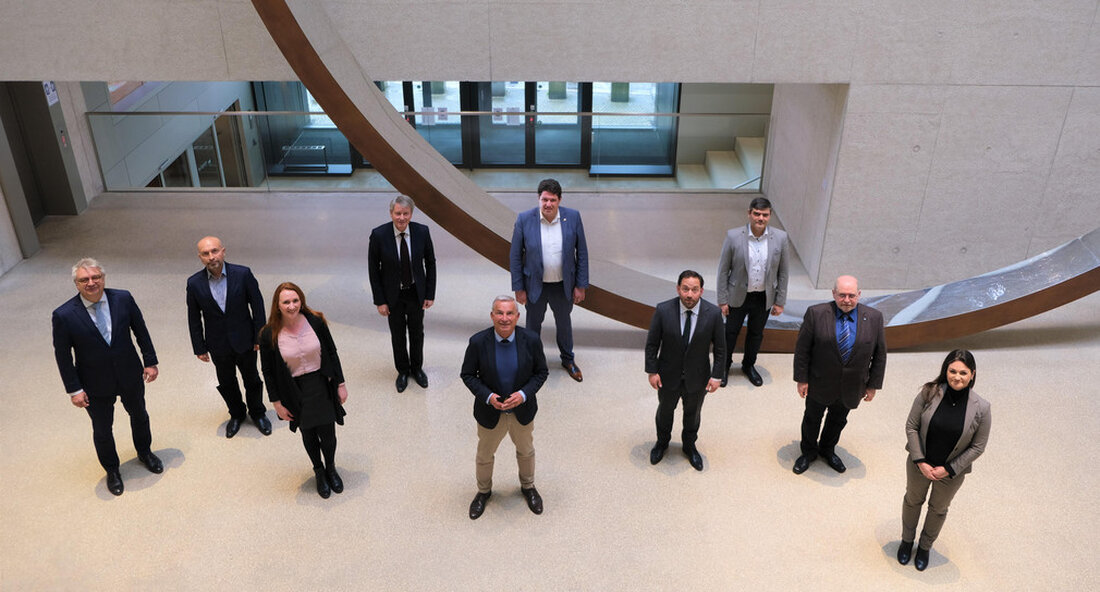 Minister Thomas Strobl und Staatssekretär Florian Hassler treffen Vertreter von Organisationen der russisch-deutschen Staatsbürgerschaft. Baden-Württembergs stellvertretender Ministerpräsident, Innenminister und Landesbeauftragter für Vertriebene und Spätaussiedler Thomas Strobl und Staatssekretär für Politische Koordinierung und Europa im baden-württembergischen Staatsministerium Florian Hassler führten Gespräche mit Vertretern von Organisationen der russisch-deutschen Bürgerschaft. Minister Thomas Strobel: „Der Krieg darf keinen Riss in unsere Gesellschaft reißen. Es ist wichtig, besonnen zu bleiben und weiterhin alles daran zu setzen, ein Klima des Miteinanders zu schaffen.“ Außenminister Florian Hässler: „Putins Krieg wird unser Land nicht spalten. Wir begrüßen die klare Haltung der russischen Community in Deutschland.“ Putins Krieg wird …