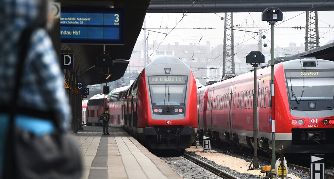 Die Nachfrage im öffentlichen Nahverkehr muss bis 2030 gegenüber 2010 verdoppelt werden, um die Klimaschutzziele zu erreichen. Die im Dezember 2020 vorgelegte Studie „Public Transport Report“ hat gezeigt, dass dieses ehrgeizige Ziel nur gemeinsam erreicht werden kann. Im Interesse des Klimaschutzes, so der Verkehrsminister Winfried Hermann Die Nachfrage im öffentlichen Nahverkehr wird sich bis 2030 gegenüber 2010 verdoppeln. „Die Verdoppelung des öffentlichen Verkehrs bis 2030 wird nur gemeinsam gelingen. Alle verantwortlichen Akteure müssen in den nächsten Jahren einen wesentlichen Beitrag dazu leisten “, sagte der Minister am Donnerstag bei der Online-Präsentation der Empfehlungen der Public Transport Future Commission. Die im …