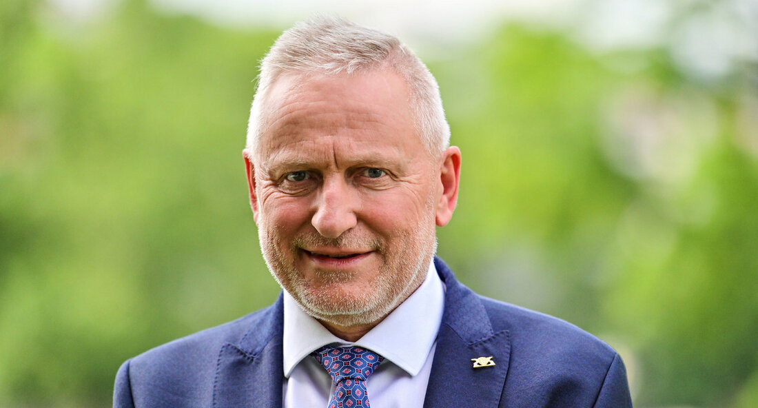 Staatssekretär Thomas Blenke würdigt Verdienste im Bevölkerungsschutz Am 9. August 2024 besuchte Staatssekretär Thomas Blenke im Rahmen seiner Sommertour die Freiwilligen Feuerwehren in Rheinfelden und Büsingen. Dabei überreichte er auch das Bevölkerungsschutz-Ehrenzeichen an den ehemaligen Kreisbrandmeister Thomas Santl. Der Tag stand ganz im Zeichen des Bevölkerungsschutzes und verdeutlichte die wichtige Arbeit der Feuerwehren und Hilfsorganisationen. In Rheinfelden startete der Tag mit einem Besuch im Feuerwehrhaus und einer Übung am Rhein, bei der die Herausforderungen der Wasserrettung und das Zusammenspiel der Feuerwehr mit anderen Hilfsorganisationen demonstriert wurden. Anschließend fand die Übergabe des Bevölkerungsschutz-Ehrenzeichens im Landratsamt Waldshut statt, wo Thomas Santl für …