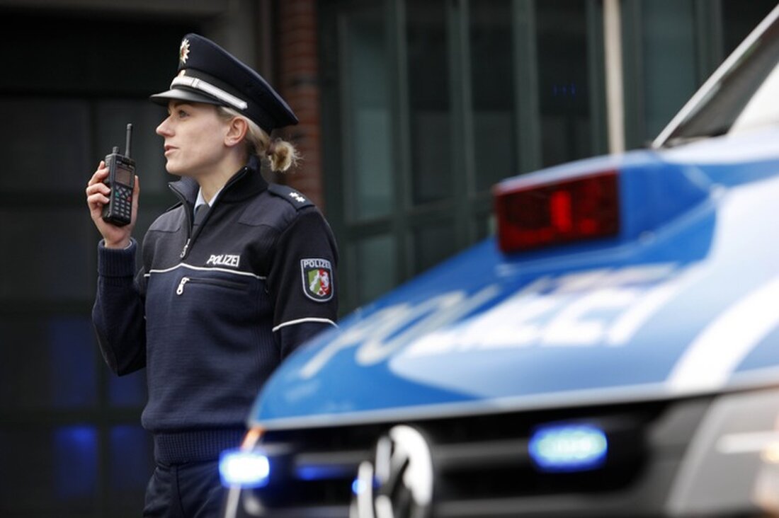 Eine unbekannte Trickdiebin stahl am 29. März in Hilden einer 80-Jährigen Goldschmuck. Polizei bittet um Hinweise.