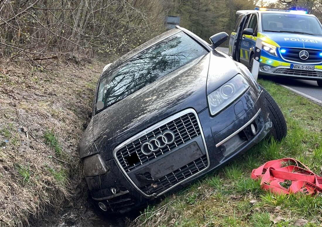 Ein 43-jähriger Mann geriet am Mittwochabend in Petershagen mit seinem Auto in einen Graben, nachdem er möglicherweise betrunken gefahren war.