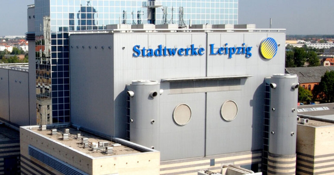 Turbulente Strommärkte: Stadt unterstützt Stadtwerke – Versorgungssicherheit bleibt wichtigstes Ziel Wovor die Städte in Deutschland seit Wochen warnen, tritt jetzt ein: Die Energieknappheit infolge des Ukrainekrieges schlägt auf die Strompreise und damit auf die kommunalen Stadtwerke durch. Der Strompreis erreicht täglich neue Spitzen, der Markt ist in extremer Unruhe. Stadtwerke Leipzig &#8211; Gas- und Dampfturbinenanlage © Stadtwerke Leipzig An den Europäischen Strombörsen müssen die Handelsteilnehmer bereits zur Sicherung der künftigen Energieversorgung getätigte Geschäfte mit Ausfallsicherheiten in Millionenhöhe unterlegen. Dies betrifft derzeit viele Stromerzeuger und kann selbst grundsolide Unternehmen in kurzfristige Turbulenzen bringen. Stadt gewährt Darlehen über 150 Millionen Euro Für &hellip;