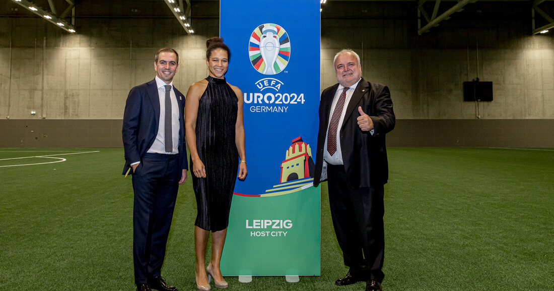 UEFA EURO 2024: Bekanntgabe der Botschafter und Qualifying Draw Frankfurt stand am Wochenende 8./9. Oktober im Zeichen der UEFA EURO 2024. In der Festhalle der Messe wurde im Rahmen des Qualifying Draw ermittelt, in welcher Konstellation die teilnehmenden Verbände um ihren Startplatz bei der Endrunde (14. Juni bis 14. Juli 2024) spielen werden. von links: Philipp Lahm, Célia Šašić und Jörg Junhold © Julius Nieweler/DFB Bereits zuvor gab die EURO 2024 GmbH auf dem DFB-Campus die offiziellen Botschafter der zehn Austragungsstädte zur UEFA EURO 2024 bekannt. Im Rahmen des „Official Dinner“ begrüßten Turnierdirektor Philipp Lahm und Botschafterin Celia Šašić die &hellip;
