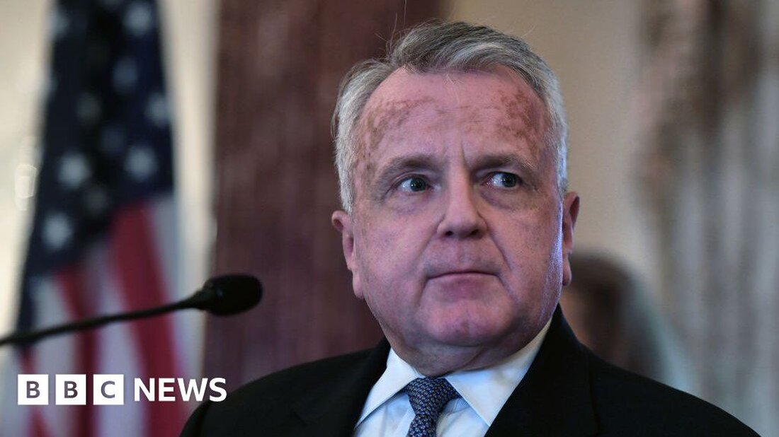 Der ehemalige US-Botschafter in Russland hat der BBC erzählt, wie es ist, mit dem Kreml zu verhandeln und warum Präsident Wladimir Putin in der Ukraine nicht so schnell aufgeben wird. John Sullivan war Amerikas Mann in Moskau im Vorfeld der russischen Invasion in der Ukraine. Der ehemalige US-Botschafter ist derjenige, der Gespräche mit russischen Beamten über den Versuch geführt hat, einen Krieg zu verhindern, aber „es gab keine Verlobung“, sagte er. „Sie forderten Sicherheitsgarantien für Russland, wollten aber nicht konstruktiv über Sicherheit für die Ukraine sprechen. Sie gingen nie über ihre Gesprächsthemen hinaus … es war eine Scharade.“ Als ich …