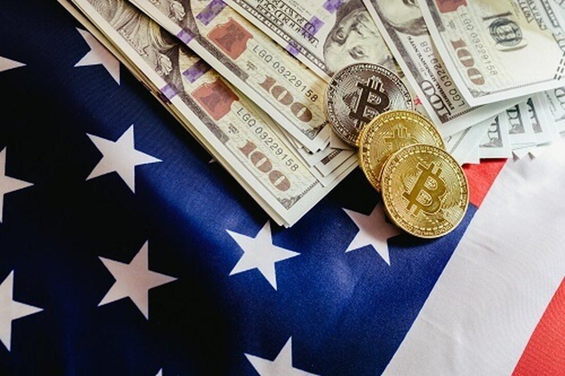 Berichten zufolge haben die USA 10.000 von Silk Road beschlagnahmte BTC zu Coinbase transferiert. Die Regierung hält immer noch 203.200 BTC im Wert von rund 12 Milliarden Dollar. Zukünftige Verkäufe durch die USA könnten den Kryptowährungsmarkt beeinflussen. Die US-Regierung hat 10.000 Bitcoin (BTC) im Wert von rund 590 Millionen US-Dollar auf das Coinbase-Wallet überwiesen. Daten von Arkham Intelligence. Die überwiesenen BTC stehen im Zusammenhang mit Vermögenswerten, die auf dem berüchtigten Darknet-Marktplatz Silk Road beschlagnahmt wurden. Bitcoin-Überweisungen der US-Regierung Die überwiesenen Bitcoins stammten aus einem Wallet der US-Regierung, das derzeit einen erheblichen Betrag der Kryptowährung hält. Laut Arkhams Daten kontrolliert die …