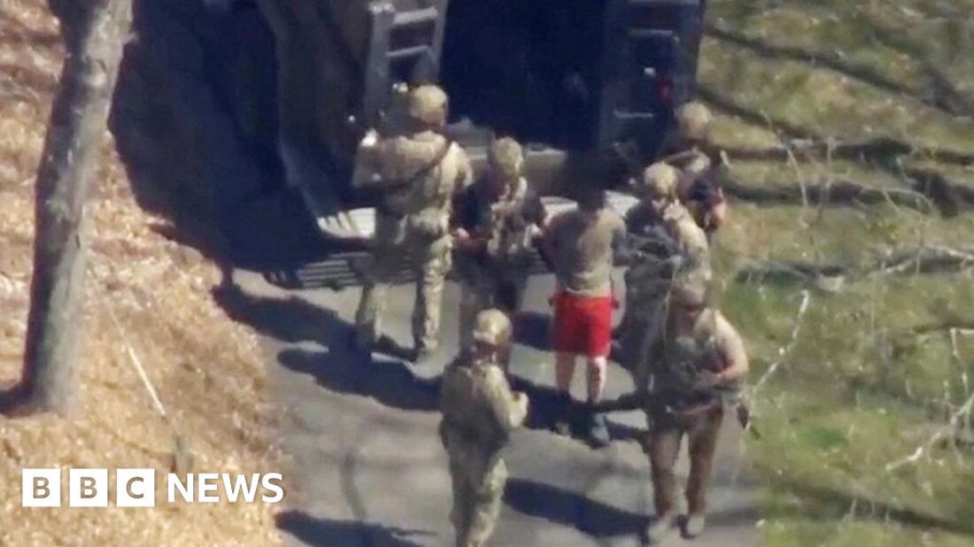 Experten zufolge droht Jack Teixeira eine lange Haftstrafe, wenn er wegen Beteiligung an einem vom Pentagon als „sehr ernst“ eingestuften nationalen Sicherheitsrisiko verurteilt wird. Der 21-jährige Militär-Cyberspezialist wird verdächtigt, sensible US-Dokumente preisgegeben zu haben. Das Pentagon sagte, es glaube, dass das Leck eine vorsätzliche kriminelle Handlung war. Herr Teixeira wird voraussichtlich am Freitag in Boston zum ersten Mal vor Gericht erscheinen. Er ist Mitglied des Geheimdienstflügels der Massachusetts Air National Guard. Welche Vorwürfe drohen ihm? Merrick Garland, der US-Generalstaatsanwalt, sagte, Herr Teixeira werde nach dem Spionagegesetz von 1917 angeklagt. Steven Stransky, ein Anwalt, der zuvor als Senior Counsel der Intelligence …