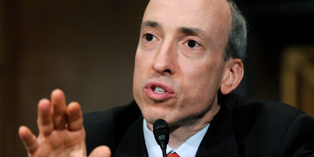 Bild mit freundlicher Genehmigung der New York Post Der SEC-Vorsitzende sagte, dass jedes Projekt, das Gelder von der Öffentlichkeit aufbringt, die Sicherheitsgesetze einhalten muss. Gary Gensler sagte, er sei nicht gegen Innovationen im Krypto-Raum. Die US-Börsenaufsicht SEC (Securities and Exchange Commission) hat noch keine klare Definition, welche Krypto-Projekte unter die Sicherheitsgesetze fallen. Während seines jüngsten Interviews mit CNBC sagte der SEC-Vorsitzende Gary Gensler jedoch, dass sich alle Krypto-Projekte, die Gelder von der Öffentlichkeit beschaffen, bei der SEC registrieren sollten. Daher werden die als Teil davon aufgelegten Krypto-Token wie Wertpapiere behandelt. In der Squawk Box von CNBC sprach der SEC-Vorsitzende über …
