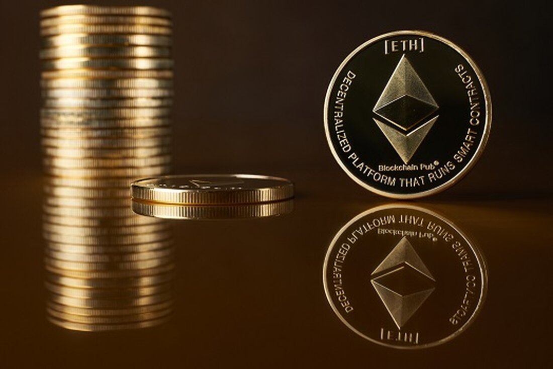 Insgesamt verzeichneten die US-Spot-Ethereum-ETFs am Montag Abflüsse in Höhe von 79,21 Millionen Dollar, die größten seit Juli. Grayscales ETHE verzeichnete am selben Tag einen erheblichen Abfluss von 80,55 Millionen US-Dollar. Spot-Bitcoin-ETFs verzeichneten bescheidene Zuflüsse von 4,56 Millionen US-Dollar, angeführt von Fidelitys FBTC. Am Montag verzeichneten die US-Spot-Ethereum-ETFs mit insgesamt 79,21 Millionen Dollar ihre größten Tagesabflüsse seit Ende Juli. Dieser deutliche Rückgang war vor allem auf den Grayscale Ethereum Trust (ETHE) zurückzuführen, der einen Abfluss von 80,55 Millionen Dollar verzeichnete, was den größten Abfluss seit dem 31. Juli darstellt. Entsprechend Daten von SosovalueETHE war der einzige Spot-Ethereum-ETF, der an diesem Tag …