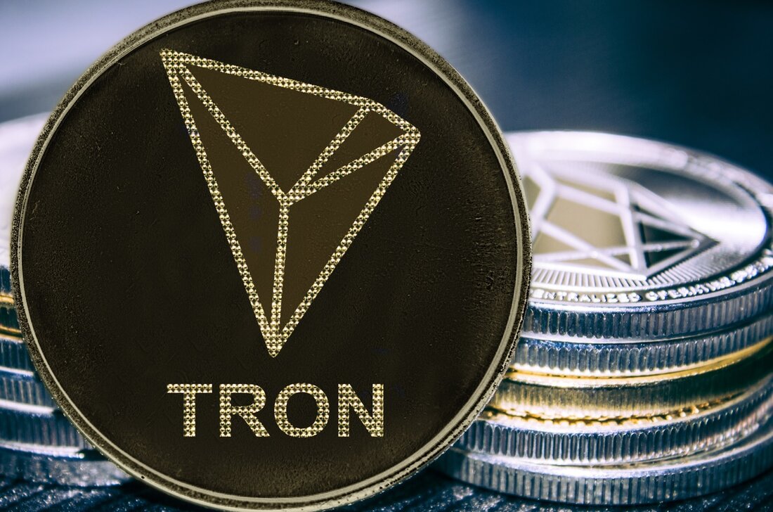 Justin Sun sagt, USDD würde durch eine Krypto-Reserve von 10 Milliarden Dollar unterstützt Es würden geeignete Algorithmen verwendet, um die Bindung des USDD an den Dollar trotz Volatilität bei 1:1 zu halten Die 31-jährige Kryptofigur Justin Sun hat Pläne zur Einführung des ersten Tokens der Stablecoin 3.0-Ära – Decentralized USD (USDD) – enthüllt. Laut einer offener Brief Sun, der letzte Woche verschickt wurde, erklärte, dass TRON DAO mit Spitzenzahlen im Blockchain-Bereich Anstrengungen unternommen habe, um USDD als die am stärksten dezentralisierte Stablecoin einzuführen. Die Stablecoin wird mit einer Krypto-Reserve in Höhe von 10 Milliarden US-Dollar ausgestattet sein, eine Zahl, die …