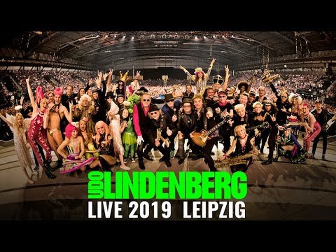 an der Spitze des Vulkans – wo es kocht und sprudelt und knallt, Temperament und tiefe Liebe. Uuuuh LEIPZIG, die neue Bühne ist gebaut .. die Rock’n’Roll Arena .. für das Alien Udo und sein Paniktheater .. du hast für uns fliegende Teppiche ausgerollt und die Friedenspiratenfahnen geschwenkt .. wir sind so glücklich. THANXXXXL für die tolle Party, mit clüse und sebastian von den prinzen, yeeh – wir sehen uns ganz bald wieder 🎩❤️ Mehr PANIK findet ihr hier: ► WEBSITE http://www.udo-lindenberg.de ► FACEBOOK http: // www .facebook.com / UdoLindenberg ► INSTAGRAM: https://instagram.com/udolindenberg/ ► TWITTER https://twitter.com/udolindenberg ► YOUTUBE https://www.youtube.com/user/UdoLindenberg ► …